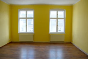Leerer, gelber Raum mit Fenster