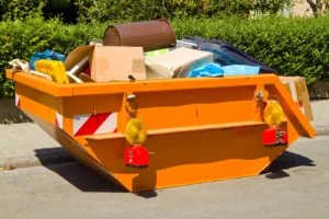 gefüllter Sperrmüllcontainer nach der Entrümpelung