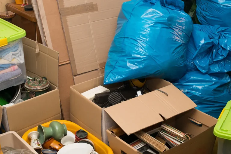 mehrere vollgepackte Kartons und Müllsäcke